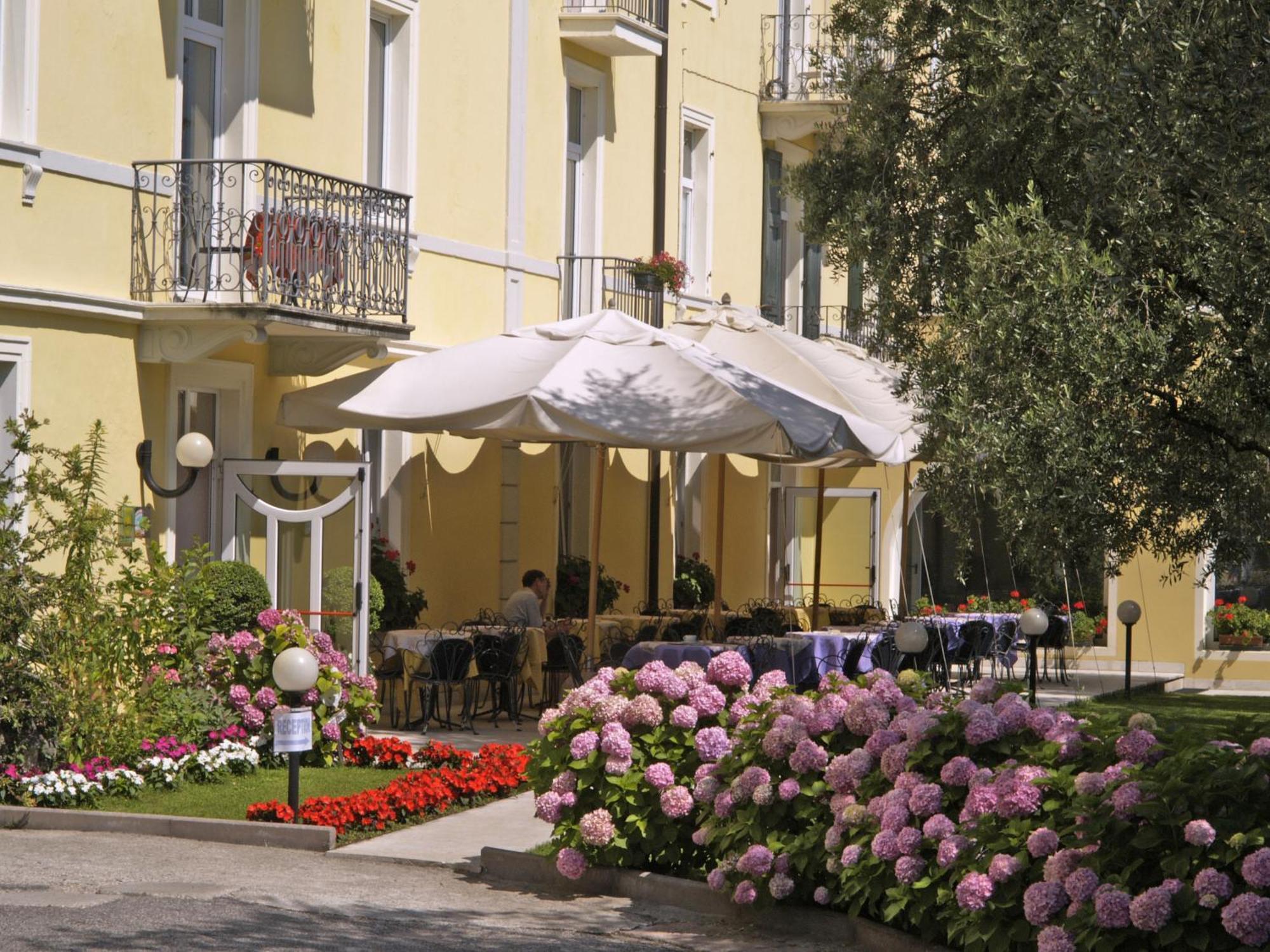 Aparthotel Englovacanze Рива-дель-Гарда Экстерьер фото